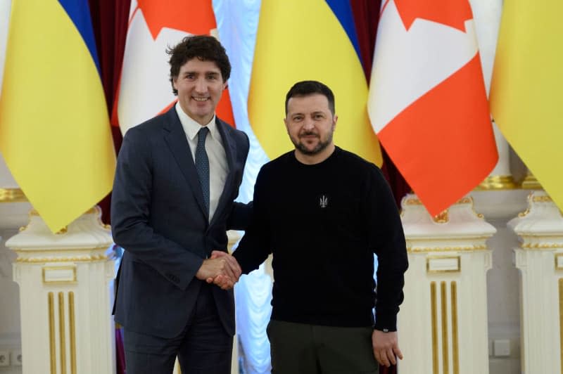 Ukrainian President Volodymyr Zelensky (R) shakes hands with Canadian Prime Minister Justin Trudeau ahead of a bilateral meeting on the 2nd anniversary of the Russian invasion of Ukraine at Mariyinsky Palace. -/Planet Pix via ZUMA Press Wire/dpa