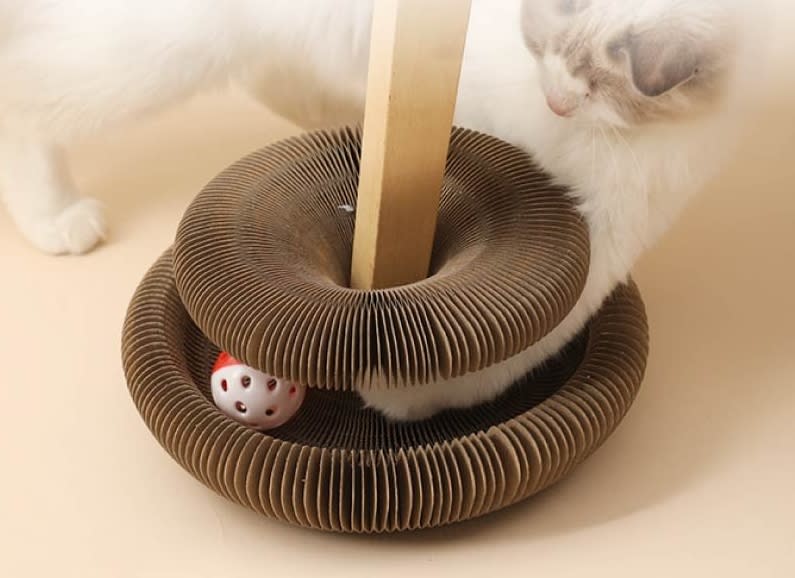 【捕夢網】魔術風琴貓抓板，耐磨耐抓、造型多變，加贈貓草與鈴鐺球，特價278元。（圖取自Yahoo奇摩拍賣）