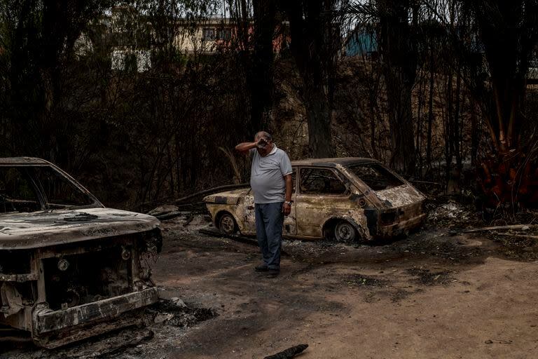 Omar Castro, en los alrededores de su casa quemada en el vecindario El Olivar, en Viña del Mar, Valparaíso. (Cristóbal Olivares/The New York Times)