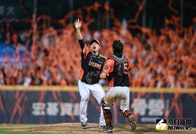 ▲統一獅勇奪上半季冠軍，全場拋下彩帶。（葉政勳攝）