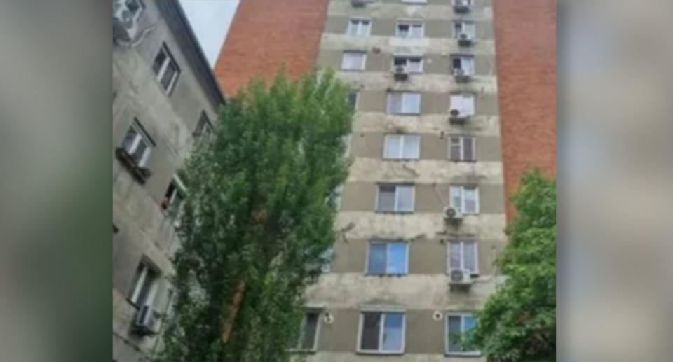 The building where the three fell was 10 stories high. Source: Stirile Kanal D