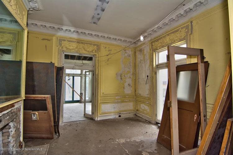 Yellow room toward sunroom