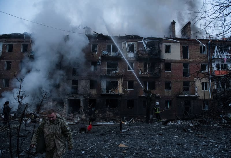 FOTO DE ARCHIVO. Rescatistas trabajan en el sitio de un edificio residencial destruido por un ataque de misiles rusos, mientras continúa el ataque de Rusia a Ucrania, en la ciudad de Vyshhorod, cerca de Kiev, Ucrania