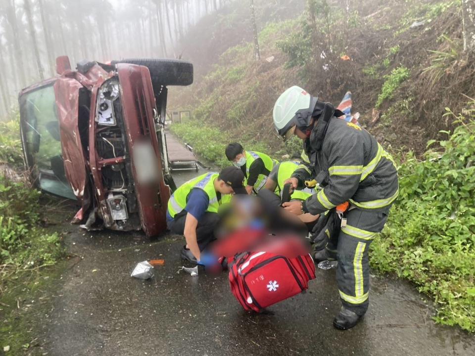 農業部林業及自然保育署台東分署楊姓巡山員，26日駕駛小客車在利嘉林道翻覆，警消獲報前往救援，到場後發現楊男已明顯死亡，送醫急救仍無效。（圖／台東縣警察局提供）