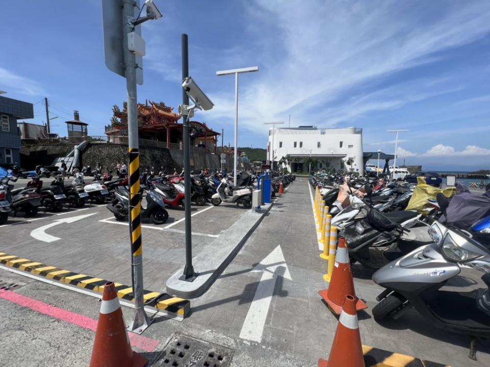 琉球白沙及琉球新候船室停車場自八月一日起實施停車收費管理。（記者鄭伯勝攝）