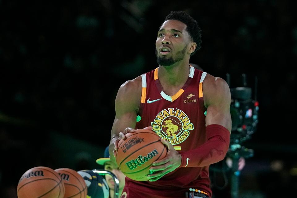 Cleveland Cavaliers' Donovan Mitchell prepares to shoot during the 3-point contest at the NBA basketball All-Star weekend, Saturday, Feb. 17, 2024, in Indianapolis. (AP Photo/Darron Cummings)