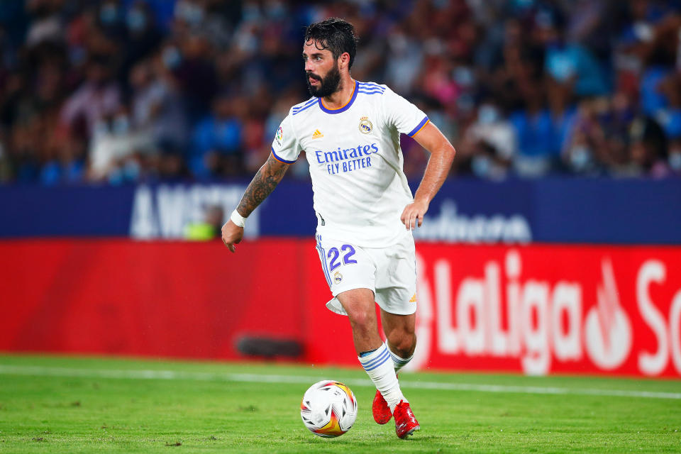 VALENCIA, SPAIN - AUGUST 22: Isco Alarcón of Real Madrid runs with the ball during the La Liga Santader match between Levante UD and Real Madrid CF at Ciutat de Valencia Stadium on August 22, 2021 in Valencia, . (Photo by Eric Alonso/Getty Images)