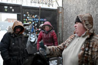 Así es como la mayoría se ganan la vida. Rebuscando en basureros para encontrar cosas que luego puedan entregar a centros de reciclaje de la ciudad, que les pagan una pequeña suma. (Foto: Alexey Malgavko / Reuters).