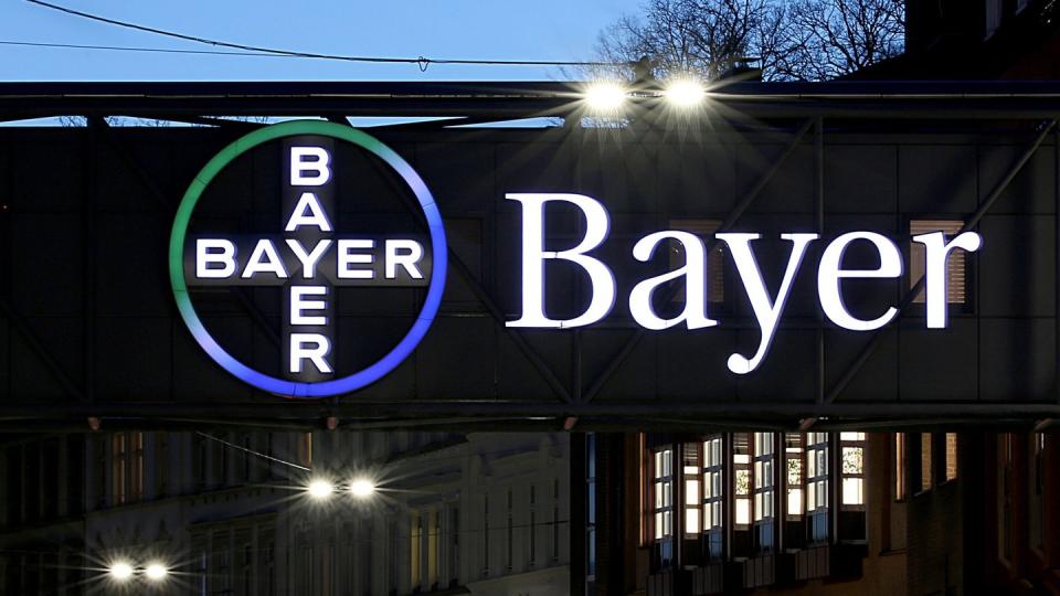 Das Bayer-Kreuz am Werk in Wuppertal leuchtet in der Dämmerung.