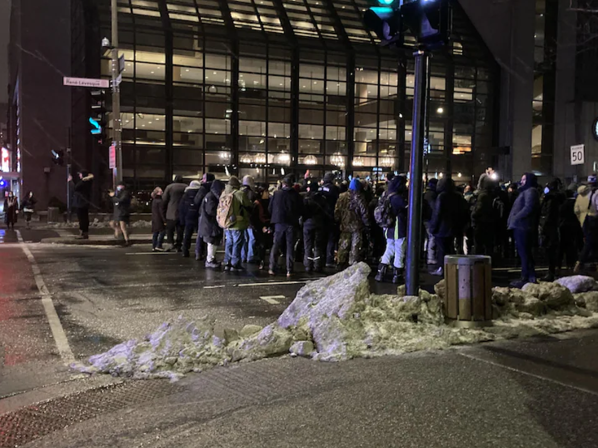 Dozens of protesters gathered in downtown Montreal Saturday to challenge the province's curfew.   (Marie-Josée Paquette-Comeau /Radio-Canada - image credit)