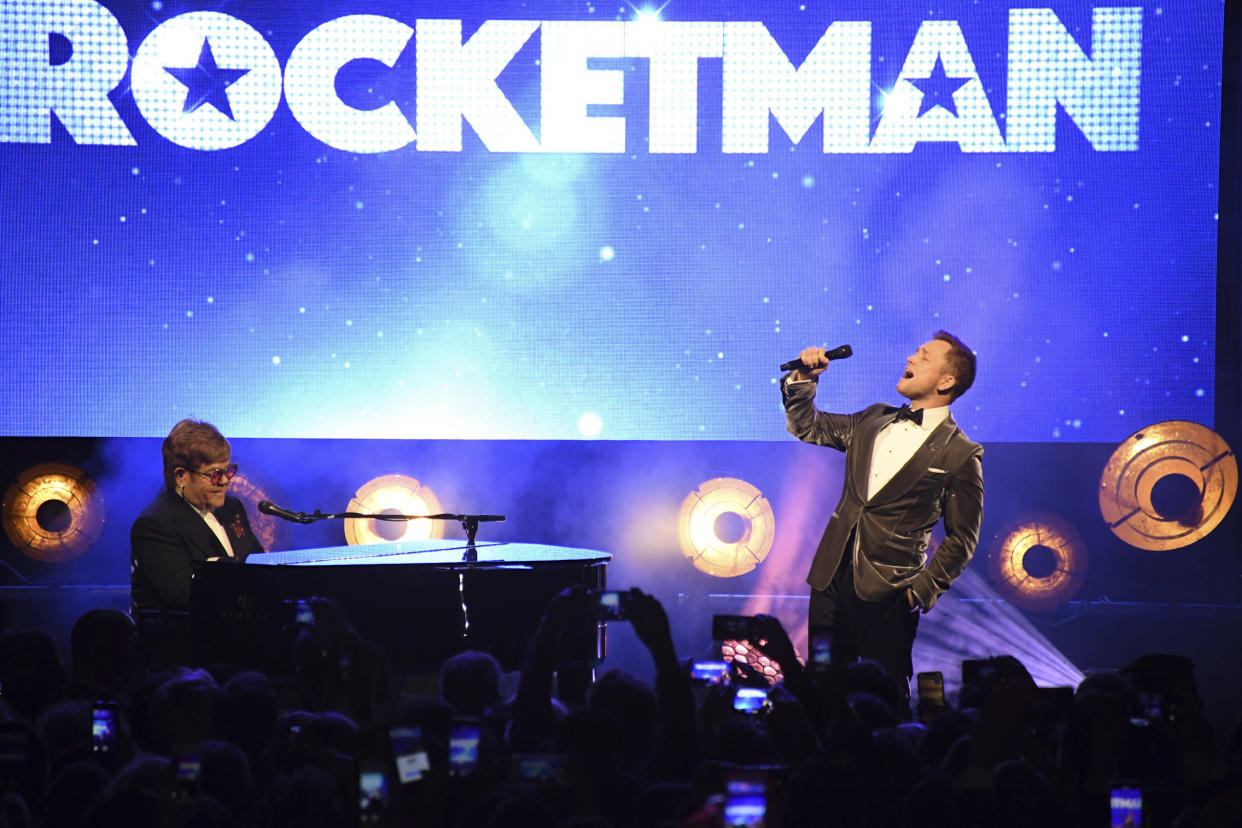 Elton John, izquierda, y el actor Taron Egerton durante su presentación en la fiesta de la película “Rocketman” en la 72ª edición del Festival de Cine de Cannes, en Francia, el jueves 16 de mayo de 2019. (Foto Arthur Mola/Invision/AP)