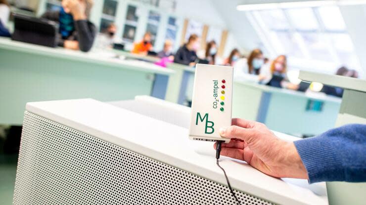 CO2-Messgerät und mobiler Lüfter in einem Klassenzimmer Anfang Dezember. Mittlerweile mussten auch die Schulen in den Lockdown. Foto: dpa