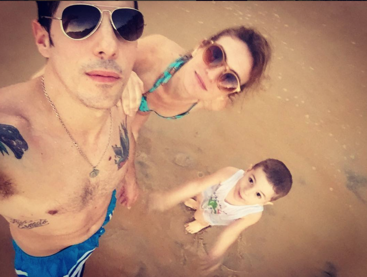 La pareja con su hijo durante las vacaciones de verano. Foto: Instagram/estebanlamothe