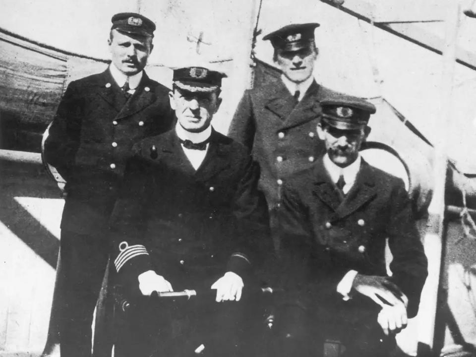 Das waren die Offiziere der SS Californian im Mai 1912. - Copyright: Daily Mirror/Mirrorpix/Getty Images