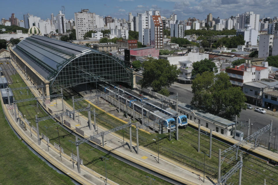 Los trenes permanecen inactivos en la estación de tren de La Plata durante una huelga nacional de trenes en La Plata, Argentina, el miércoles 21 de febrero de 2024. (AP Foto/Gustavo Garello)