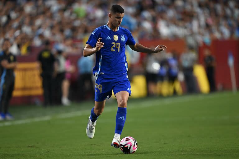 Valentín Carboni conduce la pelota pegada a su pie zurdo. Rindió a la altura de la exigencia, en su segundo partido en la selección