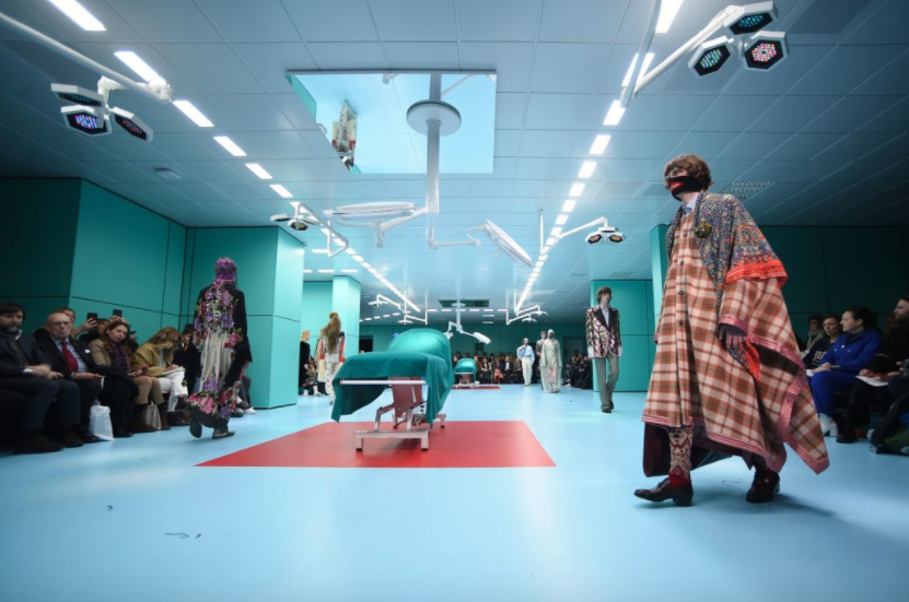 <p>Elegir este lugar responde a la manera en que se realizó la colección: “El concepto refleja el trabajo de un diseñador: el acto de cortar, ajustar y reconstruir materiales para darles una nueva identidad”, explica Gucci en su cuenta de <a rel="nofollow noopener" href="https://www.instagram.com/p/Bfdan6Sntt6/?hl=es-la&taken-by=gucci" target="_blank" data-ylk="slk:Instagram;elm:context_link;itc:0;sec:content-canvas" class="link "><em>Instagram</em></a>.<br><br></p>