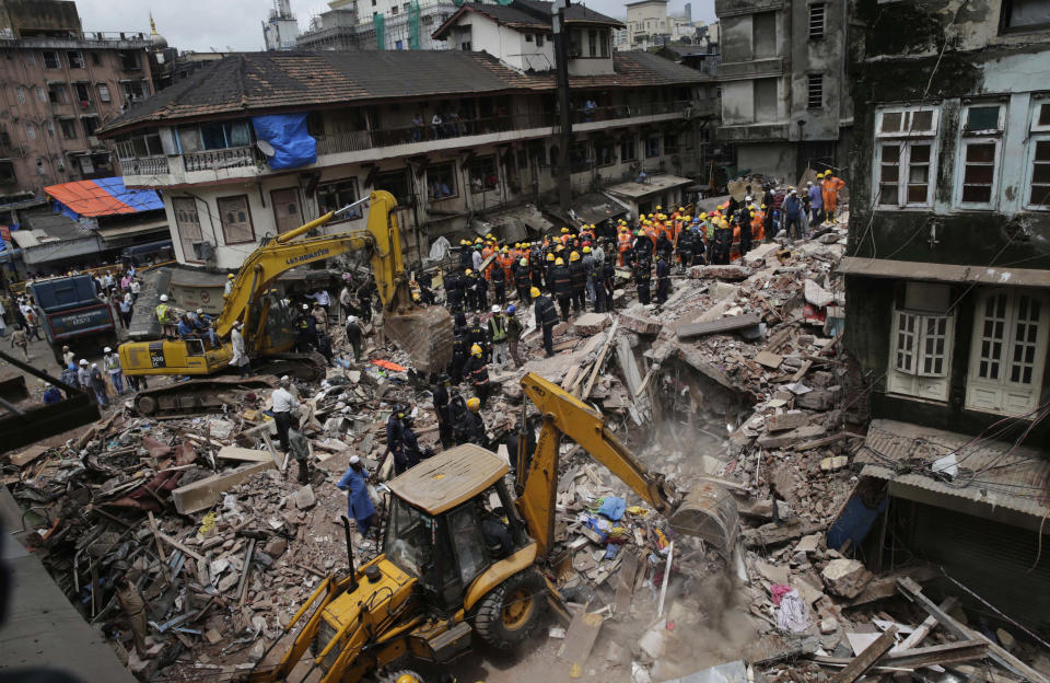 <p>Rescuers work at the site of a building collapse in Mumbai, India, Aug. 31, 2017. (Photo: Rafiq Maqbool/AP) </p>