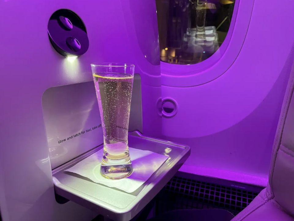 Mein Flug startete mit einem Glas Champagner. - Copyright: Monica Humphries / Business Insider