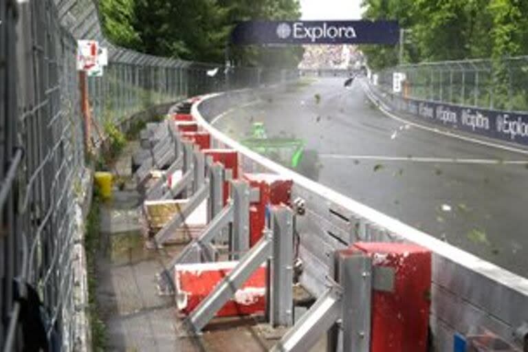 El impacto del Sauber del chino Guanyu Zhou contra una pared, en la primera sesión de entrenamientos del Gran Premio de Canadá; la humedad del asfalto propició varios incidentes este viernes.