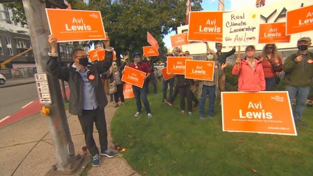 NDP West Vancouver-Sunshine Coast-Sea to Sky Country candidate Avi Lewis tries to get out the vote during one of the final days of the federal election campaign. (Andrew Lee/CBC - image credit)