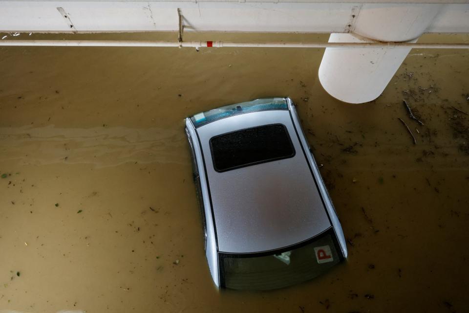 香港7日晚間突然下起暴雨，每小時降雨量創下有紀錄以來最高紀錄。多處街道積水嚴重，地下停車場也成為水庫。路透社