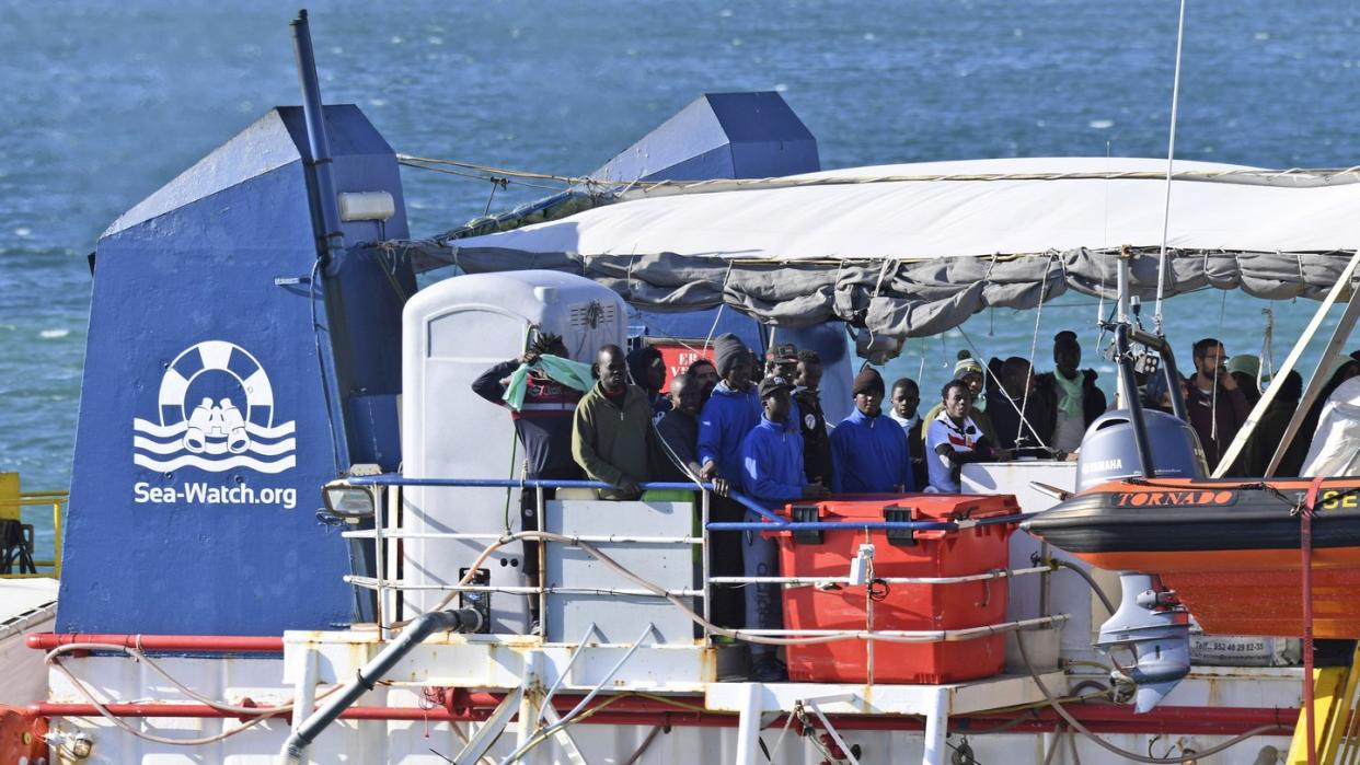 Zuletzt mussten 47 Menschen fast zwei Wochen an Bord der deutschen «Sea-Watch 3» ausharren, ehe sie in Italien an Land durften. Foto: Salvatore Cavalli/AP