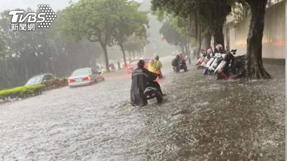 台北市中山區北安路、圓山大飯店與士林區至善路周圍嚴重積水。（圖／民眾提供）