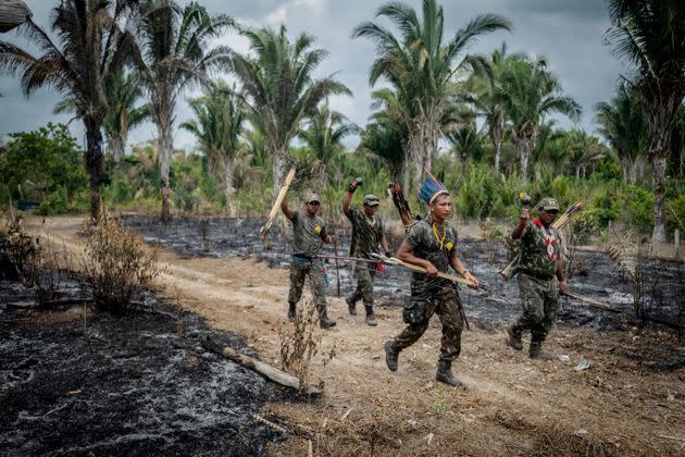 <p>Tenues de camouflage et parures tribales, ces Gardiens, de la tribu des Guajajara, rentrent de patrouille. Leur mission : repérer des braconniers et les livrer à la police. Dans la réserve de Caru (Etat du Maranhao, nord-est du Brésil). </p>