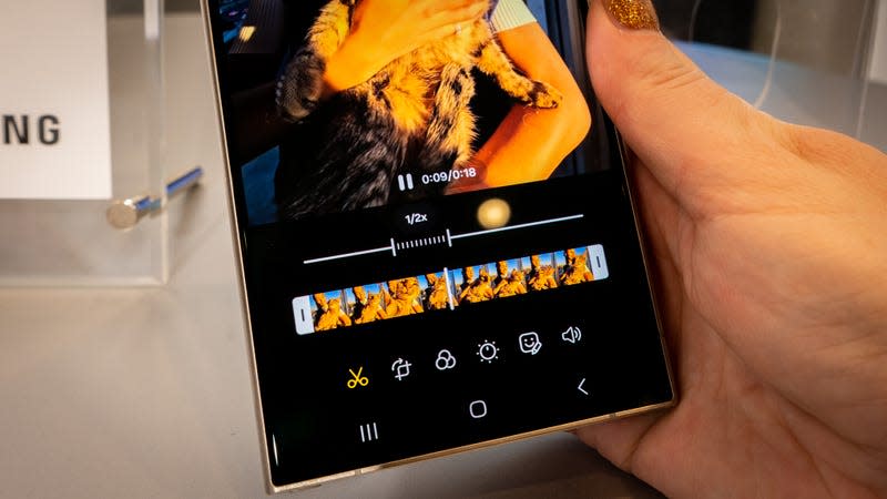 Samsung’s Instant Slo-mo lets you add the slow motion effect after you shoot the video. - Photo: Florence Ion / Gizmodo