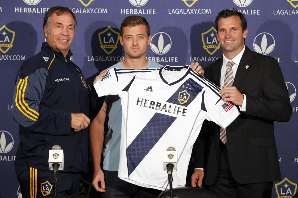 Los Angeles Galaxy head coach Bruce Arena (L) and team president Chris Klein (R) introduce the signing of midfielder Robbie Rogers at a news conference in Carson, California, on May 25, 2013.&nbsp; (Photo: Alex Gallardo / Reuters)