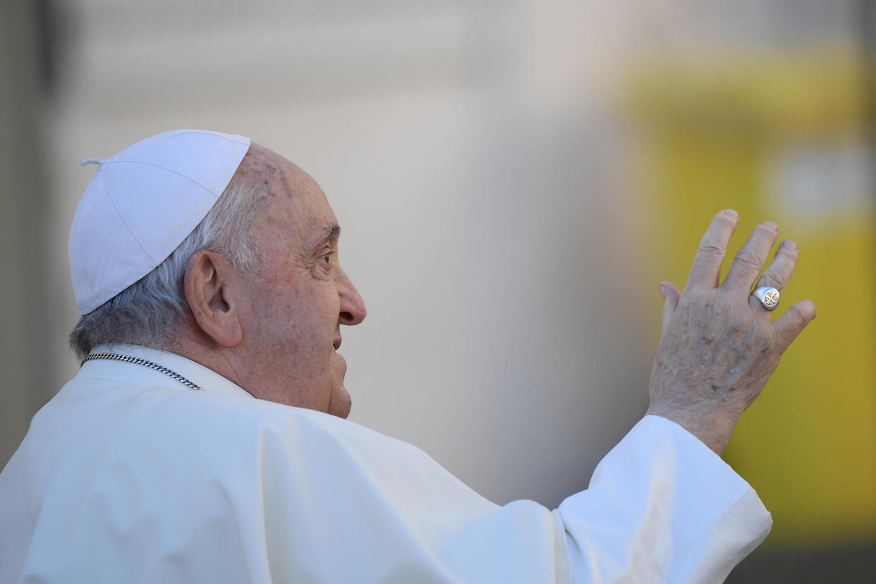 Malgré la volonté d’ouverture du pape François, cette décision du Vatican est encore loin d’offrir les mêmes droits aux couples de même sexe. 