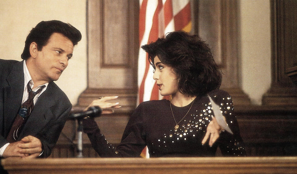 Joe Pesci talking with Marissa Tomei on the witness stand of a courtroom