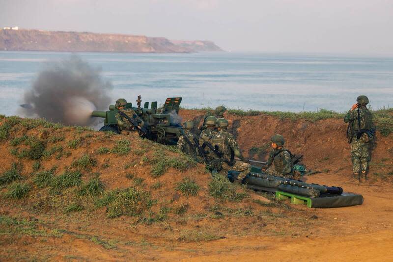 澎防部實施鎮疆操演（3） 陸軍澎湖防衛指揮部17日實施「鎮疆操演暨戰車營基 地實彈射擊」，操演全程火光迸射，震撼聲響徹五德 訓場，展現國軍弟兄訓練成效。 （澎湖防衛指揮部提供） 中央社  113年4月17日 