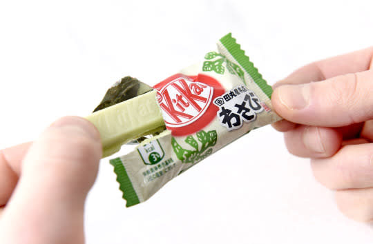 Kit Kats from Japan are so different from our own. Small bite size  chocolates with over 300 flavours. Looking forward to the Sake liquor  version I've ordered. : r/CasualUK