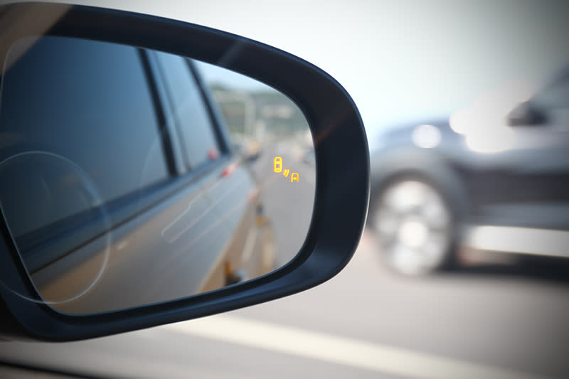 小改款VITARA也為車後裝上了雙眼！像是BSM車側盲點偵測系統便能有效偵測因後視鏡角度所帶來的盲點，變換車道更加安心。
