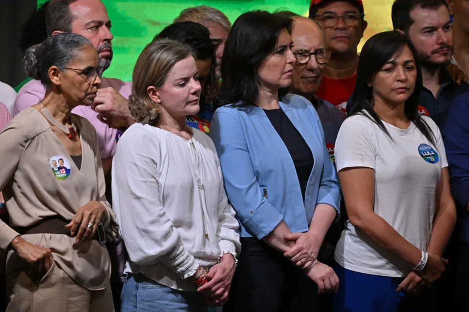 Marina Silva (esquerda) e Simone Tebet (de azul) devem ser anunciadas em breve como parte da equipe de ministros de Lula (Foto: NELSON ALMEIDA/AFP via Getty Images)