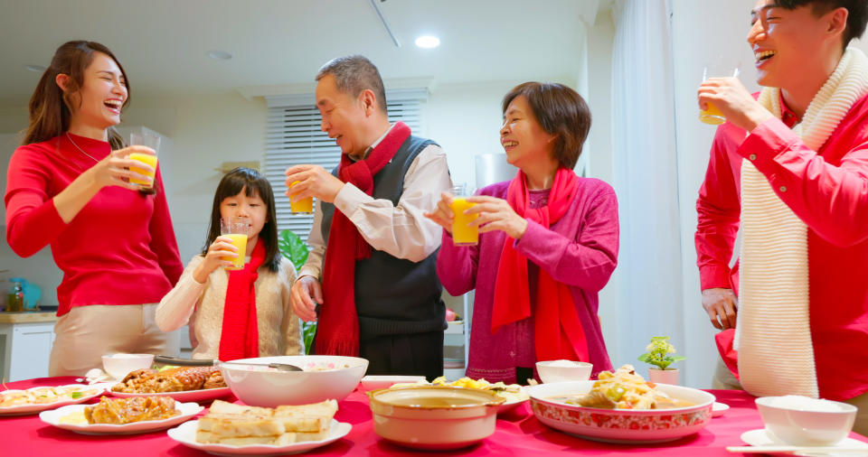 除夕夜闔家圍爐吃年夜飯。示意圖：Getty image