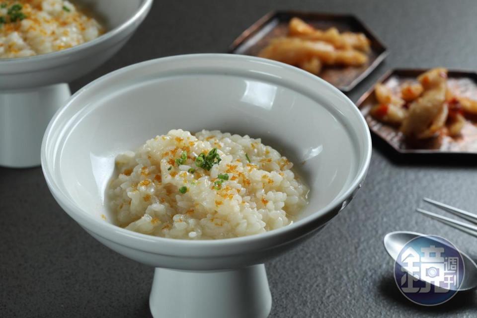 「鮮味慢火燉雞粥」保有米粒口感，嘗得到淡雅湯質，滋味平衡。（1,980元起套餐菜色）