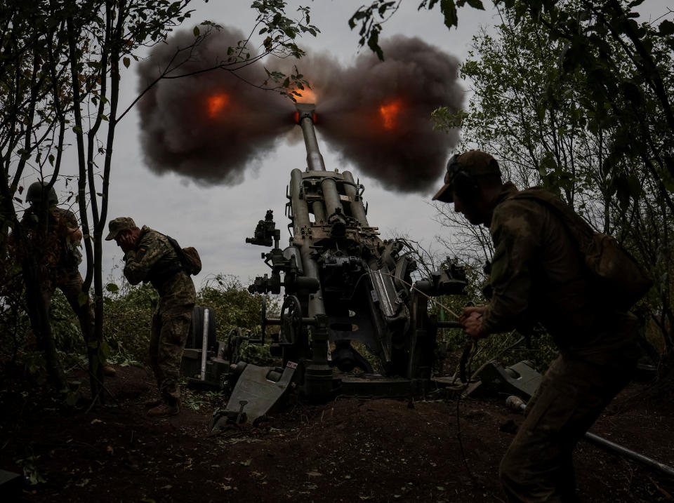 Ukrainian service members fire a shell from a M777 Howitzer at a front line, as Russia's attack on Ukraine continues, in Kharkiv Region, Ukraine July 21, 2022. REUTERS/Gleb Garanich     TPX IMAGES OF THE DAY
