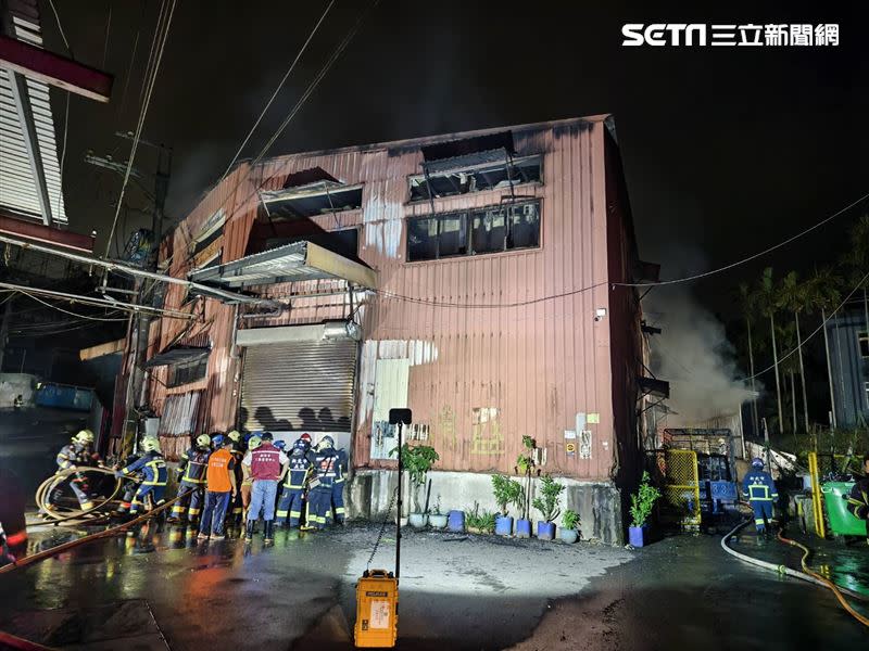 新北市三峽區泡棉工廠全面燃燒。（圖／翻攝畫面）