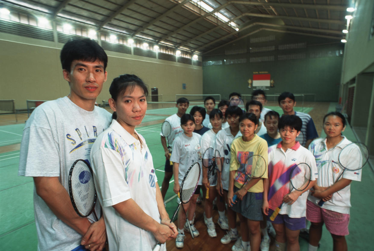 Das indonesische olympische Badmintonteam im Jahr 1996, mit Alan Budikusuma und Susi Susanti im Vordergrund (Bild: Peter Charlesworth/LightRocket via Getty Images)