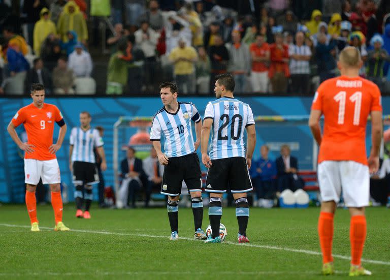 Lionel Messi y Sergio Agüero en el inicio del partido de semifinales de la Copa Mundial de la FIFA Brasil 2014 entre Holanda y Argentina en el Arena de San Pablo