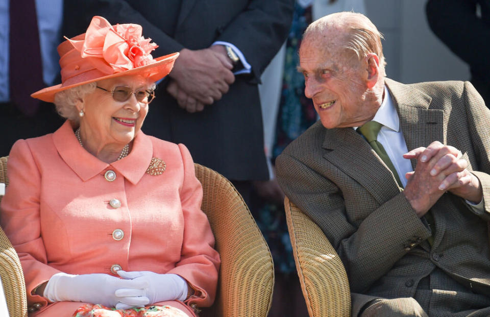 Königin Elizabeth II. und Prinz Philip, Herzog von Edinburgh, haben sichtlich Spaß. (Bild: Getty Images)