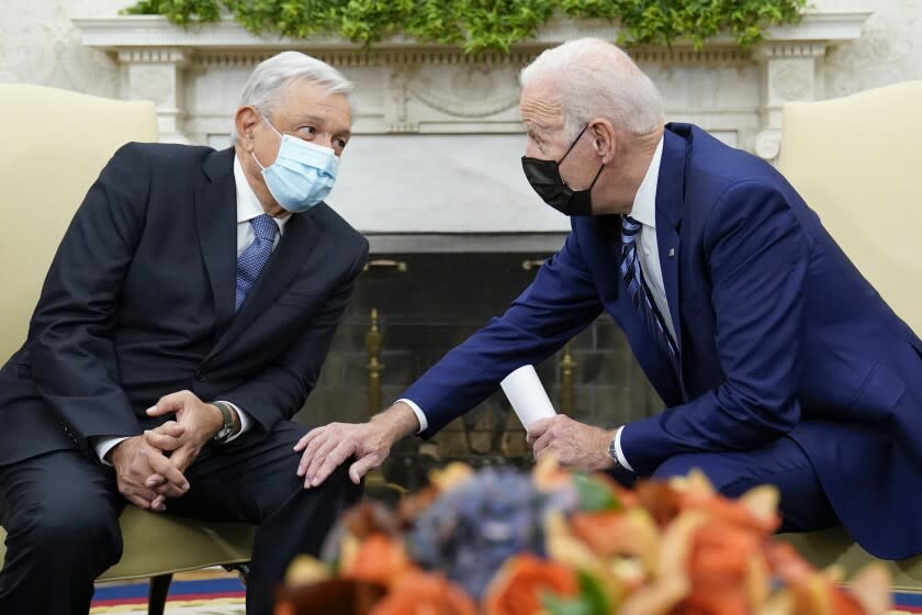 ARCHIVO - El presidente Joe Biden se reúne con el mandatario mexicano Andrés Manuel López Obrador en la Oficina Oval de la Casa Blanca en Washington, el 18 de noviembre de 2021. (AP Foto/Susan Walsh, Archivo)