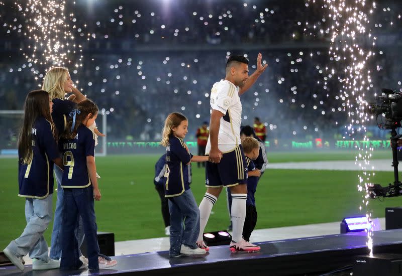 El delantero colombiano Radamel Falcao García, en compañía de su familia, ingresa para su presentación como nuevo jugador de Millonarios al terreno de juego del estadio el Campín de Bogotá