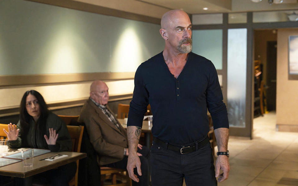 Dann Florek as Donald Cragen and Christopher Meloni as Det. Elliot Stabler in season 4 of 