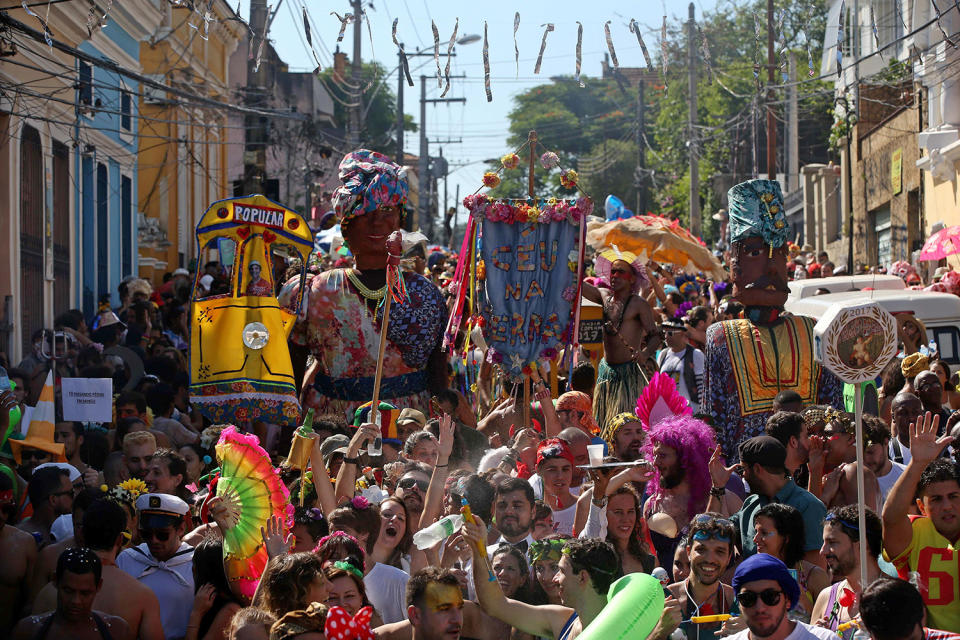 <p>General view of the Ceu na Terra comparsa at Santa Teresa neighbourhood during the pre carnival parade activities held in different sites of Rio de Janeiro, Brazil, on Feb. 18, 2017. (Photo: Marcelo Sayao/EPA) </p>