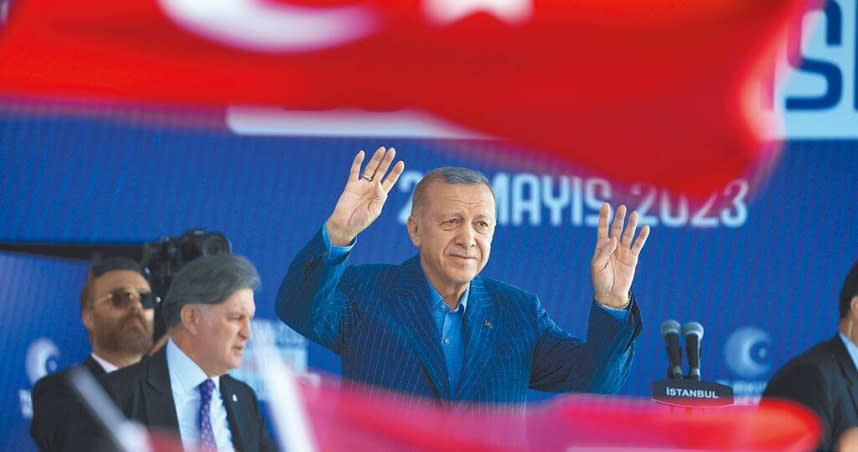 土耳其總統艾爾多安在競選集會上向支持者揮手致意。（圖／美聯社）