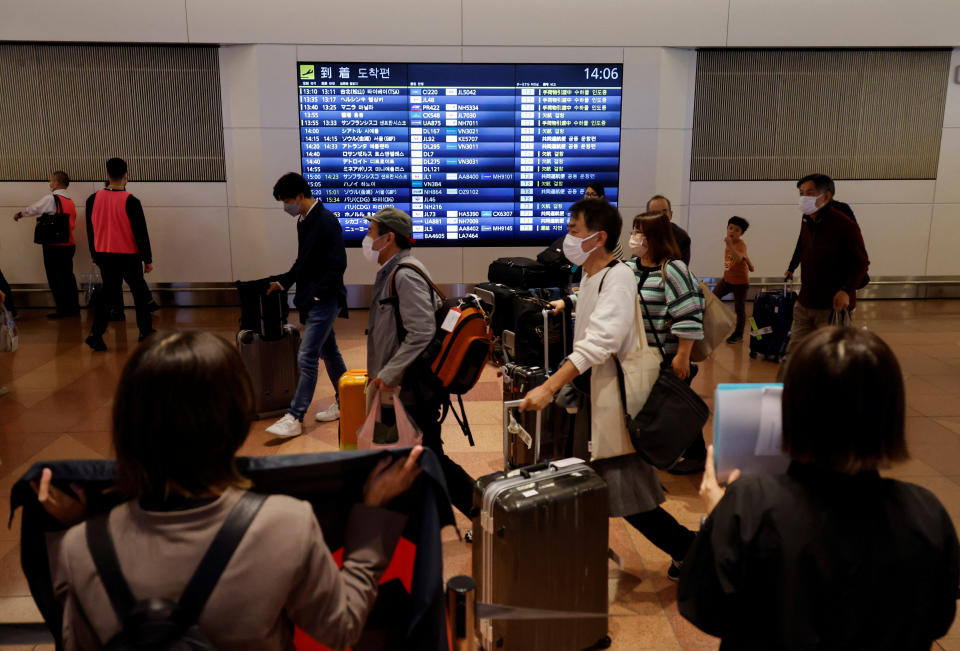 日本11日開放自由行免簽，羽田機場出現入境人潮。圖片來源：REUTERS/Issei Kato